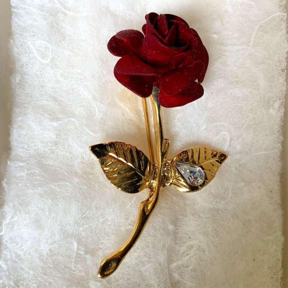 Red Rose Pin with Gold Toned Stem & Leaves and clear faceted stone as water drop - Picture 1 of 2